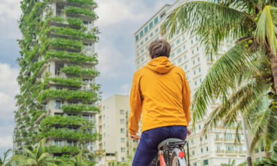 Ragazzo in bicicletta guarda palazzo green
