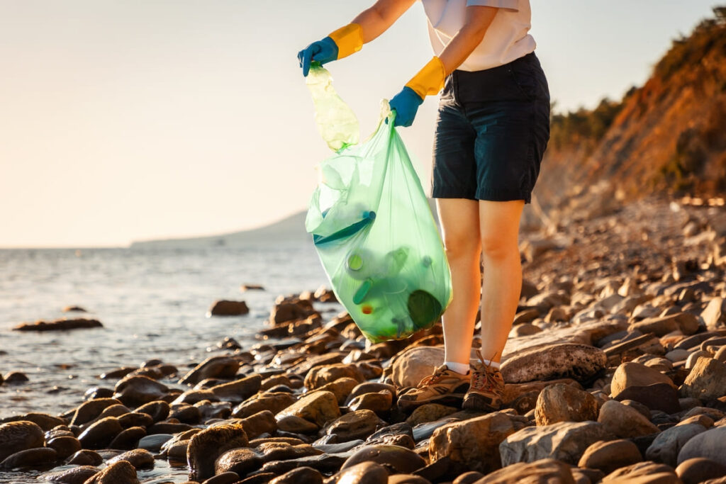 Raccolta dei rifiuti sulla spiaggia