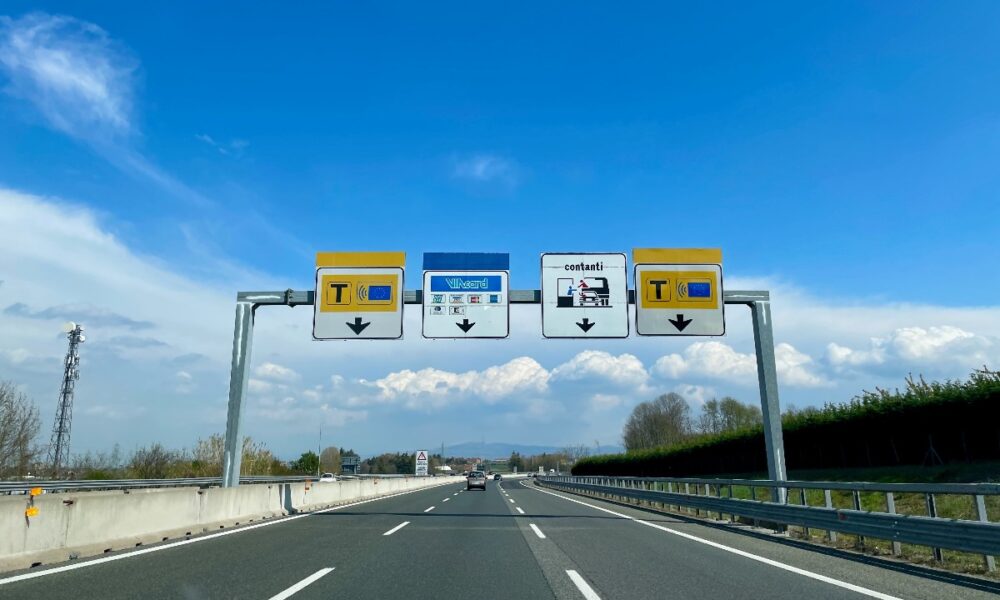 Autostrada con i cartelli in prossimità di un casello