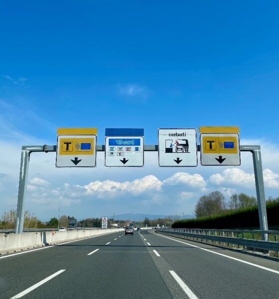 Autostrada con i cartelli in prossimità di un casello