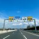 Autostrada con i cartelli in prossimità di un casello