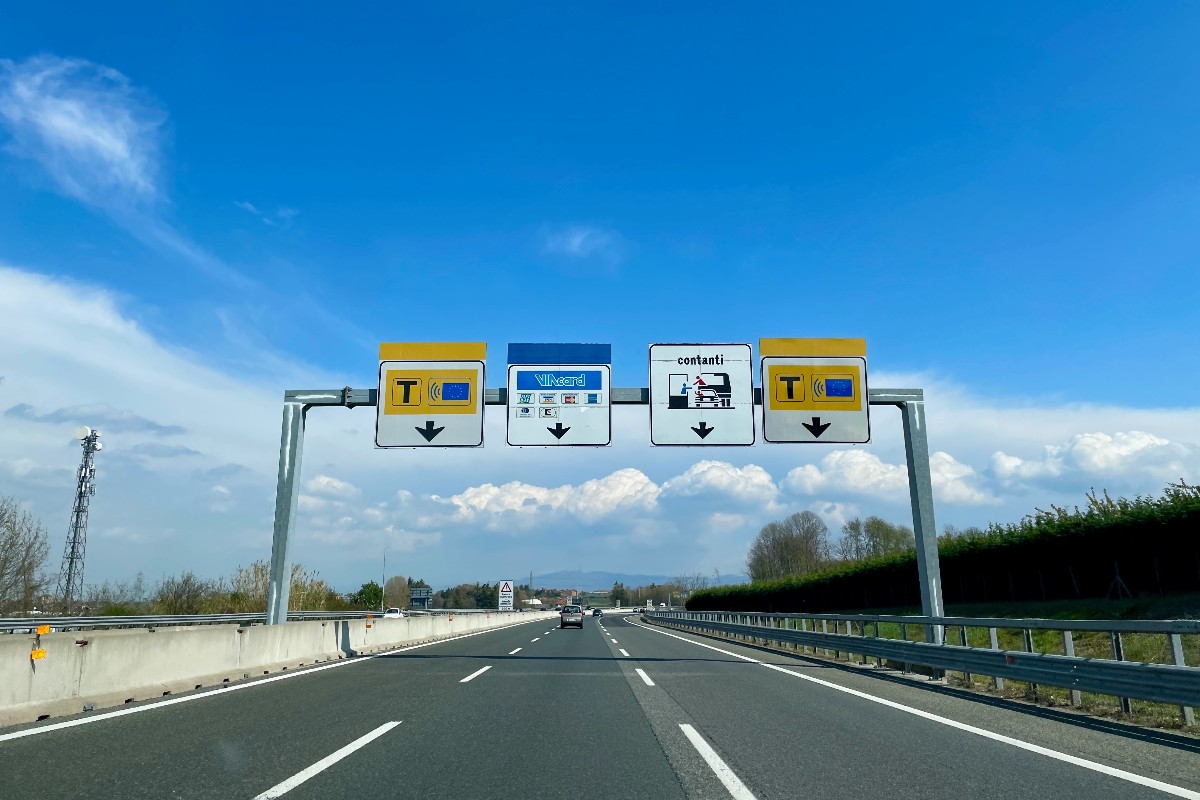 Autostrada con i cartelli in prossimità di un casello