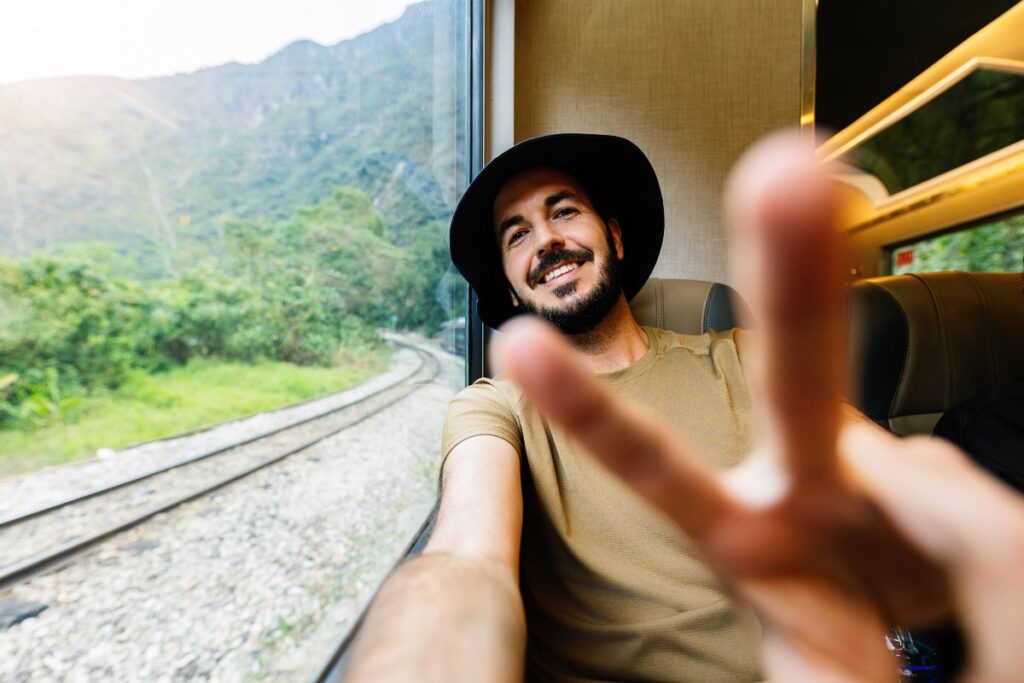 Ragazzo in treno con cappello