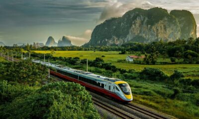 Treno fra le montagne paesaggio Malesia