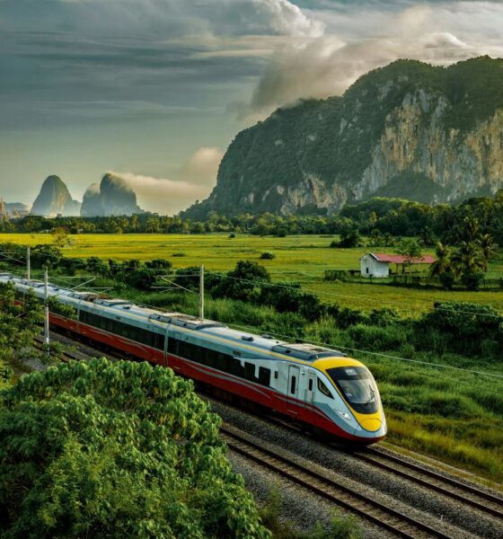 Treno fra le montagne paesaggio Malesia