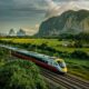 Treno fra le montagne paesaggio Malesia