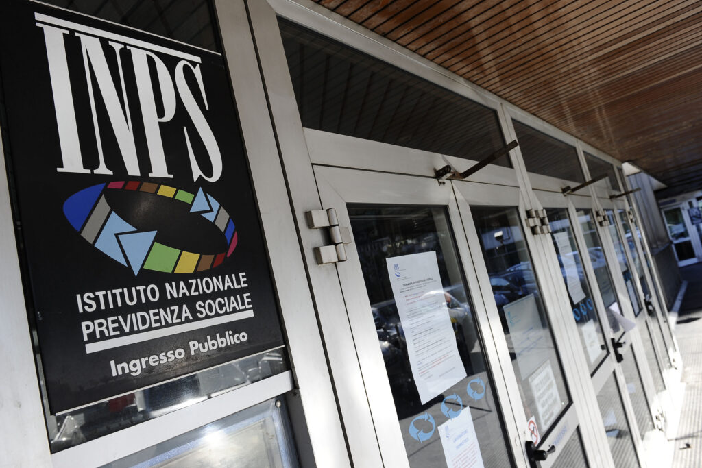 Vetrina di un ufficio dell'INPS