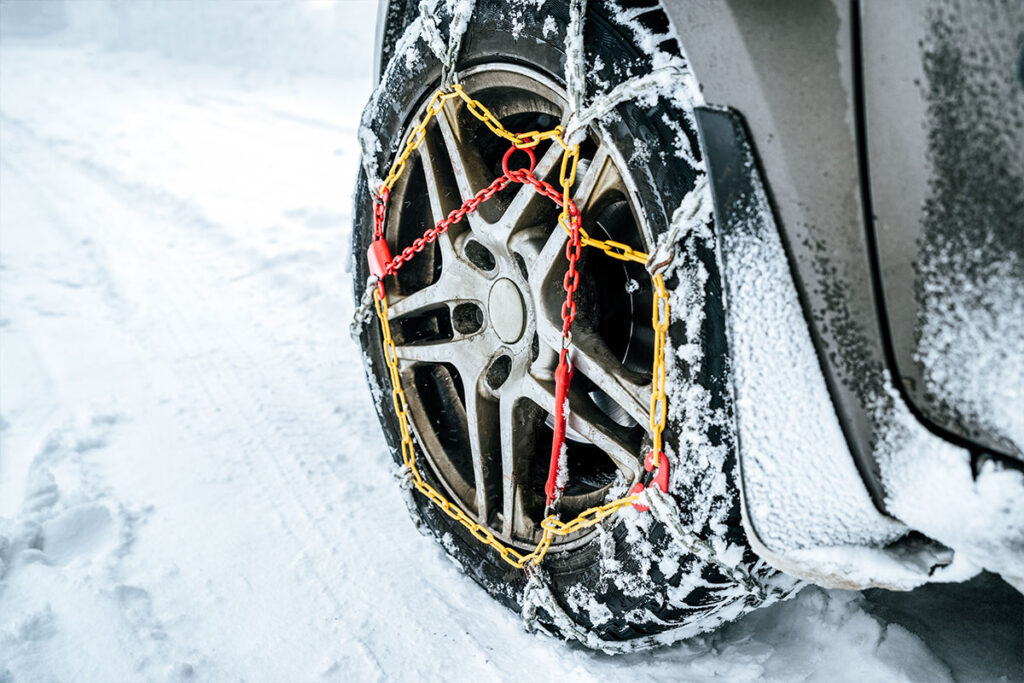 Ruota di un auto con montate le catene da neve