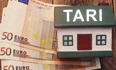 Tassa TARI e banconote da 50 euro su un tavolo