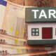 Tassa TARI e banconote da 50 euro su un tavolo