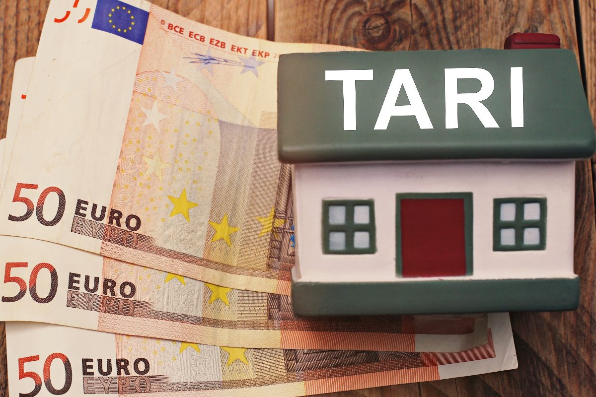 Tassa TARI e banconote da 50 euro su un tavolo