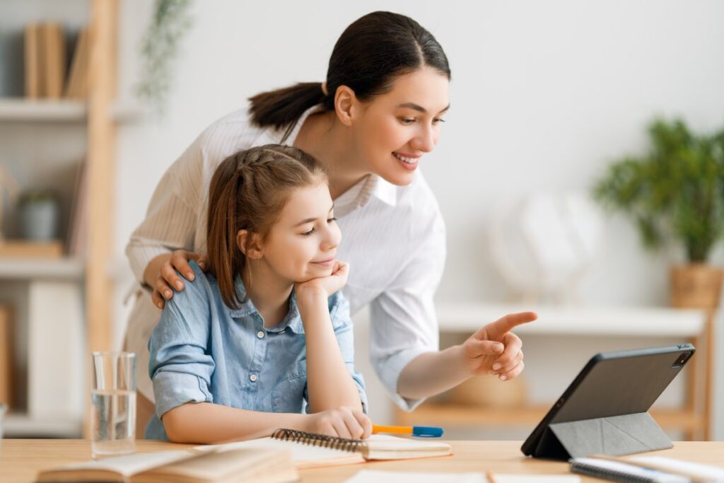 Mamma che fa i compiti con la figlia