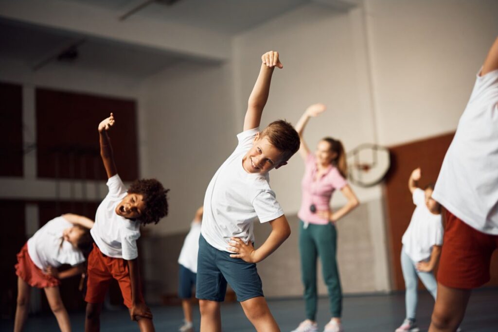 Bambini che fanno ginnastica in palestra 