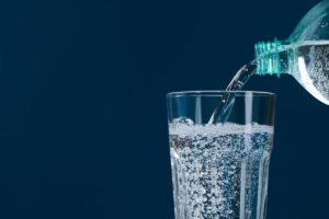 L’acqua frizzante meglio di quella naturale: la rivoluzione della tua dieta