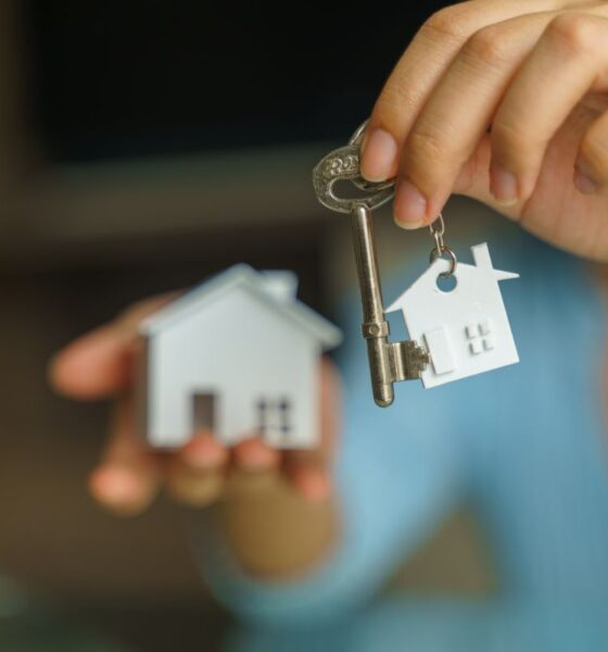 Ragazza che tiene in mano le chiavi della sua casa in affitto