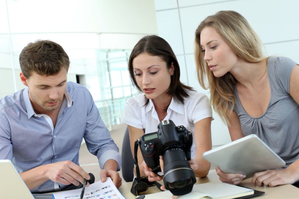 Ragazzi che lavorano analizzando dei documenti