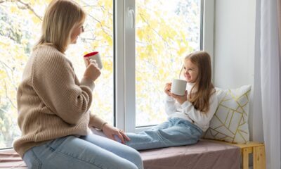 Mamma e figlia davanti alla finestra