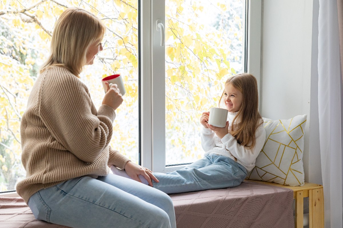 Mamma e figlia davanti alla finestra