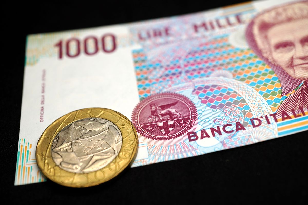 Banconota da 1000 lire con una moneta da 500 lire