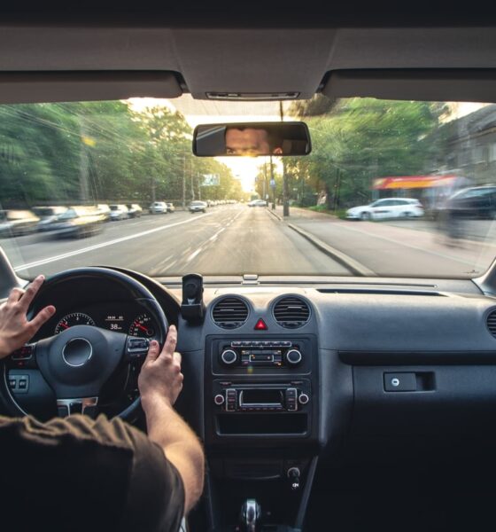 Persona che guida la sua auto su una strada libera