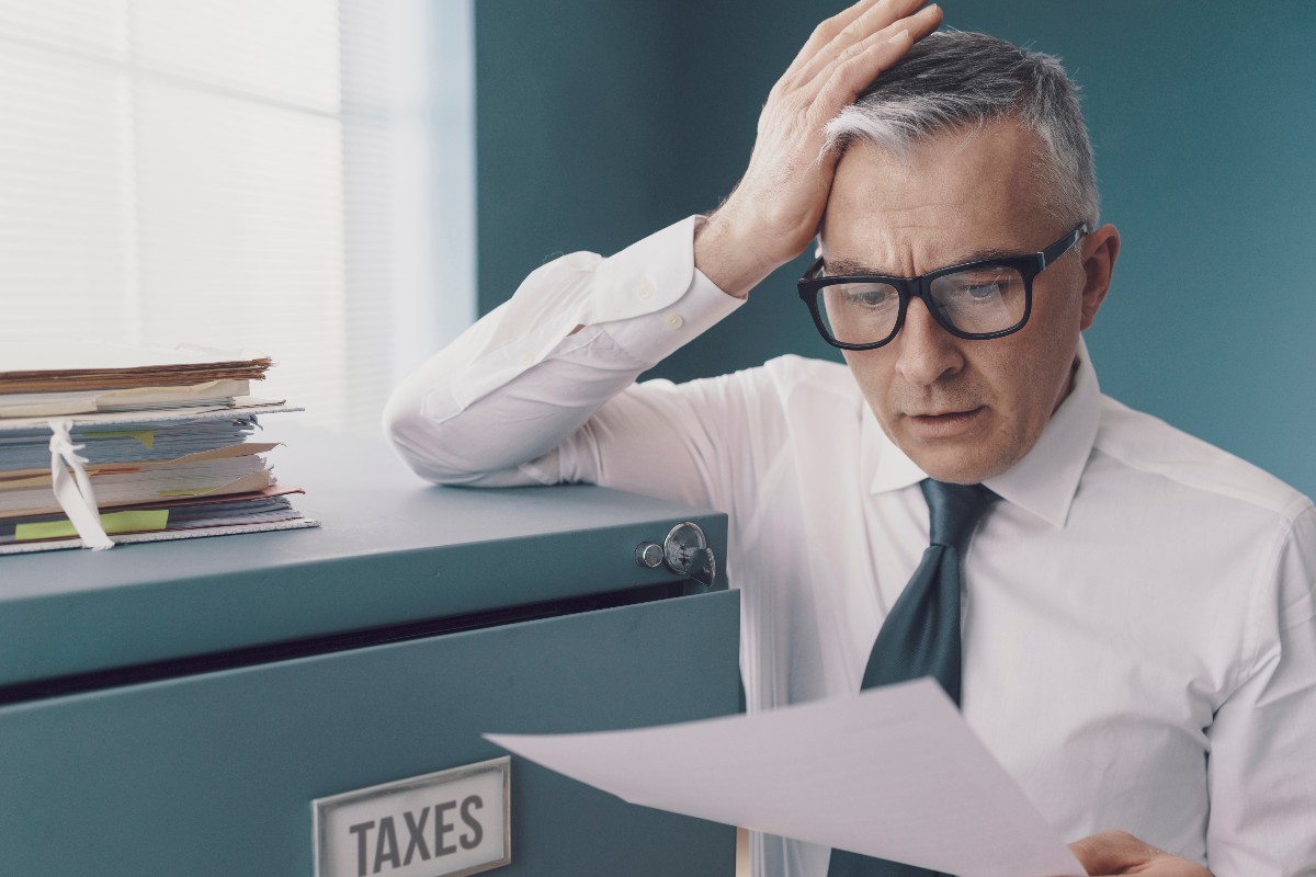 Uomo preoccupato che deve pagare le tasse