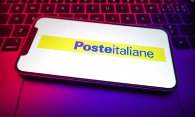 Smartphone con logo di Poste Italiane