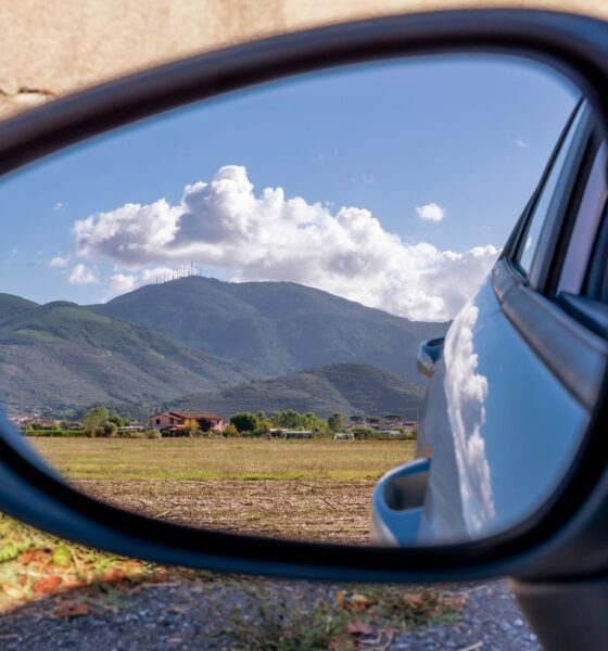 Specchietto retrovisore di un'auto