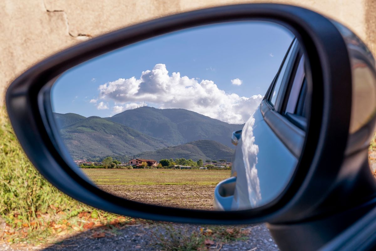 Specchietto retrovisore di un'auto