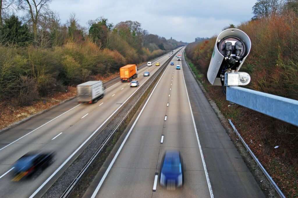 Autovelox che monitora velocità delle auto