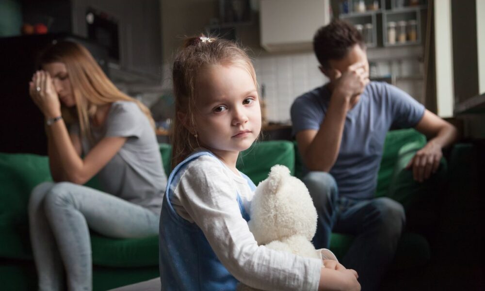 Genitori separati con una bimba in primo piano