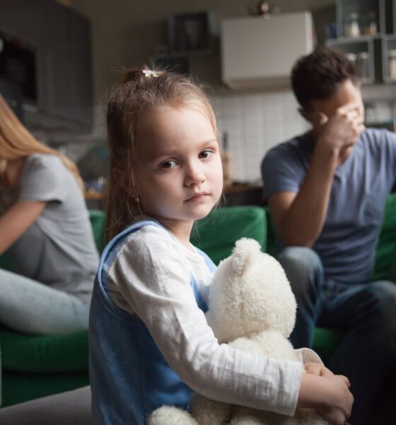 Genitori separati con una bimba in primo piano