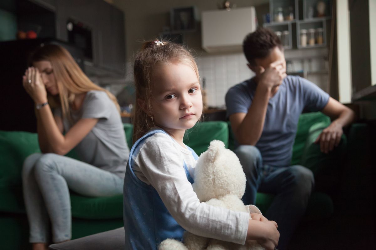 Genitori separati con una bimba in primo piano