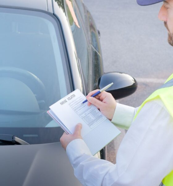 Ausiliario del traffico che fa una multa ad una macchina