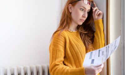 Ragazza che guarda preoccupata la bolletta