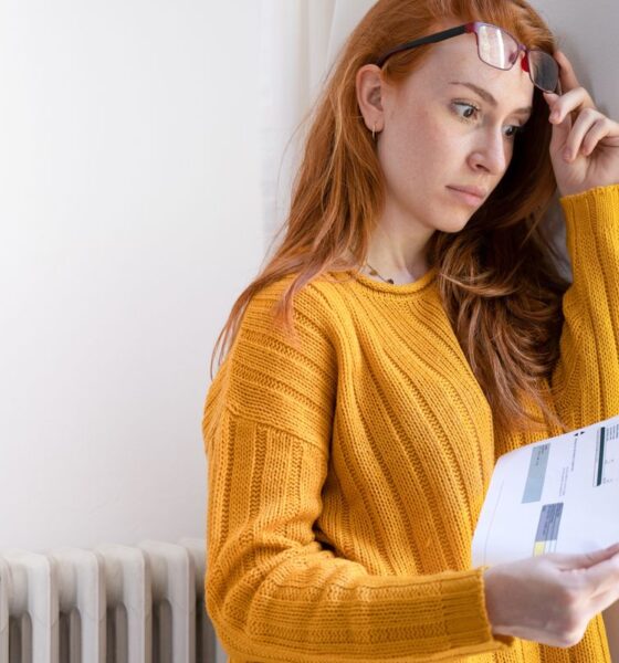 Ragazza che guarda preoccupata la bolletta