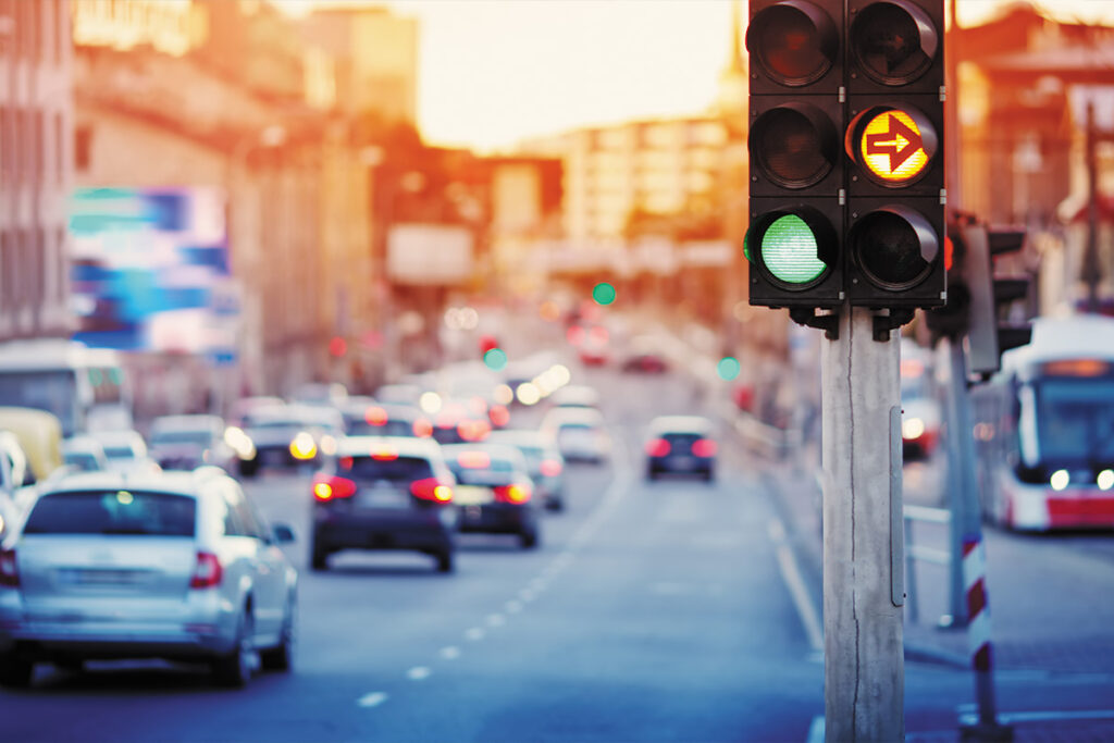 Traffico urbano e semaforo giallo