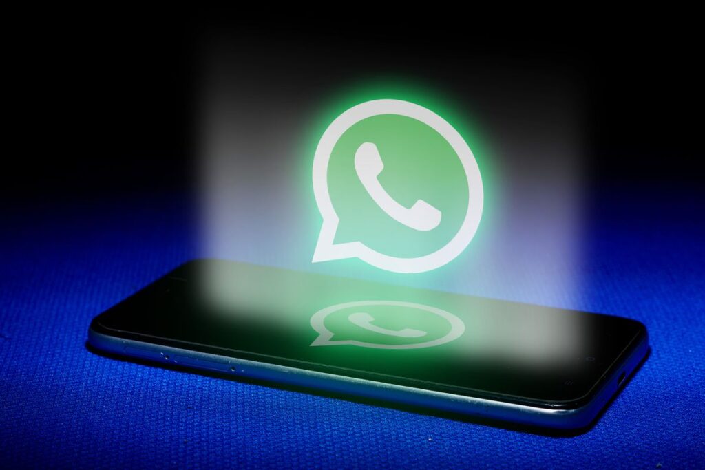 Logo di WhatsApp proiettato sopra uno smartphone